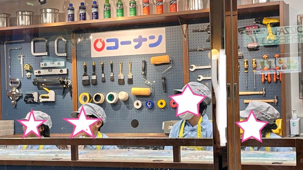 DIYショップでスタッフの説明をきく兄妹