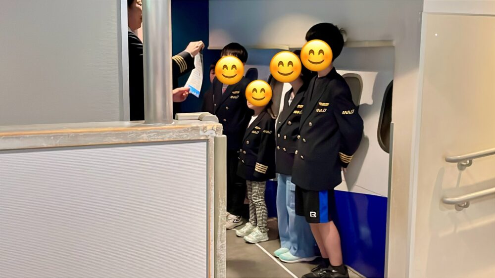 パイロットになってスタッフの説明をきく兄妹