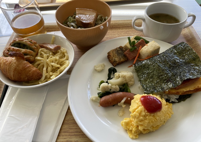 ビュッフェでとってきた朝食
