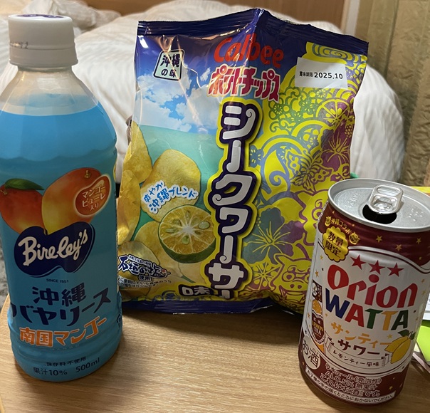 コンビニで買ったお菓子と飲み物
