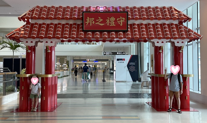 那覇空港内にある守礼門のレプリカ